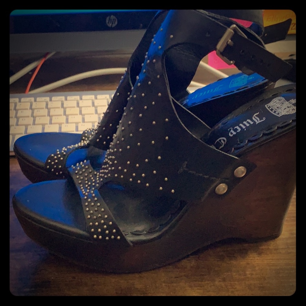 Juicy couture 8 wood studded wedges